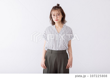 団子ヘアの女子大生 団子ヘアの女子大生 107225808