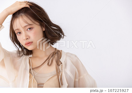 髪をかき上げる可愛い女性 髪をかき上げる可愛い女性 107225927