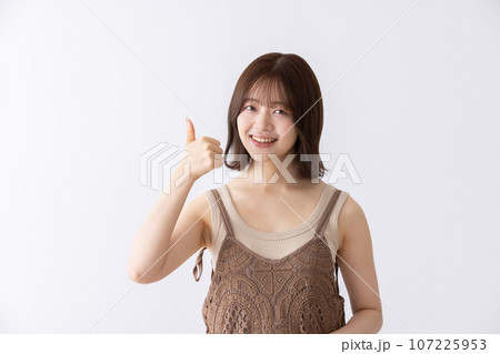 グッドサインを出す若い女性 107225953