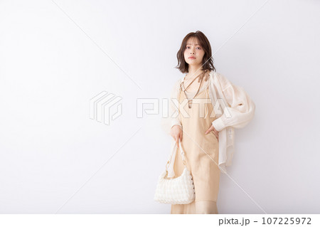 ポーズをとる若い女性 107225972