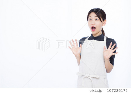 白い背景の前で笑顔でおどろく30代の主婦 107226173