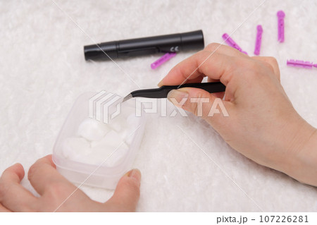 【糖尿病の血糖値測定　消毒】 107226281