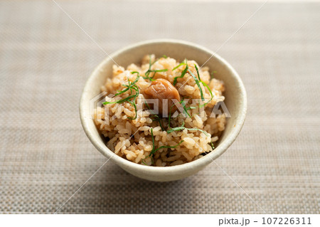 梅干しと大葉を添えた なめ茸の炊き込みご飯 107226311