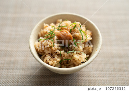 梅干しと大葉を添えた なめ茸の炊き込みご飯 梅干しと大葉を添えた なめ茸の炊き込みご飯 107226312