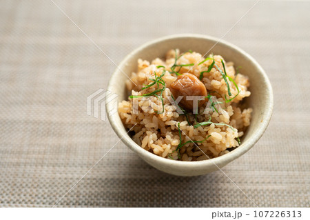 梅干しと大葉を添えた なめ茸の炊き込みご飯 107226313
