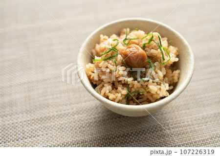 梅干しと大葉を添えた なめ茸の炊き込みご飯 107226319
