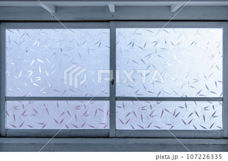 昭和の型板ガラス「笹」｜レトロで木製の窓枠の写真素材 [107226335