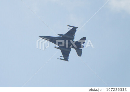 アクロバットする戦闘機 107226338
