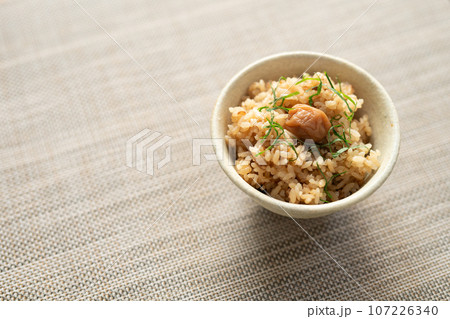 梅干しと大葉を添えた なめ茸の炊き込みご飯 梅干しと大葉を添えた なめ茸の炊き込みご飯 107226340
