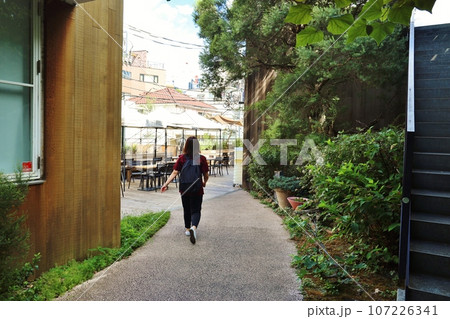 ログロード代官山を歩く女性 ログロード代官山を歩く女性 107226341