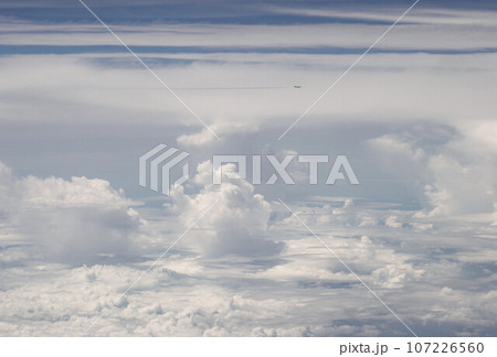 空から見た飛行機 飛行機雲 空から見た飛行機 飛行機雲 107226560