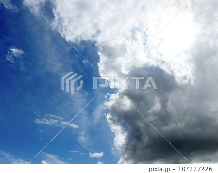 青空に半分広がる雲 青空に半分広がる雲 107227226