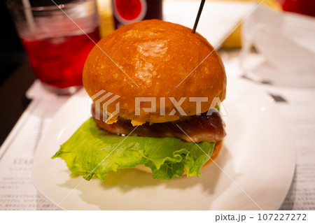 カフェで食べる美味しいハンバーガー カフェで食べる美味しいハンバーガー 107227272