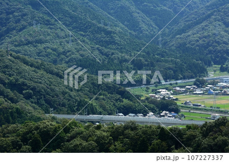 北陸新幹線延伸前の敦賀市内を走行試験するイーストアイ（北陸新幹線 敦賀-越前たけふ,2023年9月） 107227337