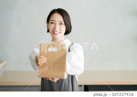 カフェで働く女性の画像 カフェで働く女性の画像 107227416