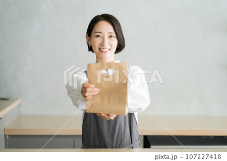 カフェで働く女性の画像 カフェで働く女性の画像 107227418