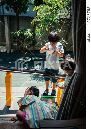 お庭で雨樋流しそうめんを楽しむ子供 お庭で雨樋流しそうめんを楽しむ子供 107227684