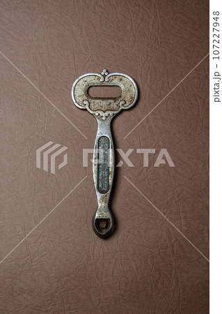 古くてレトロな栓抜き 古くてレトロな栓抜き 107227948