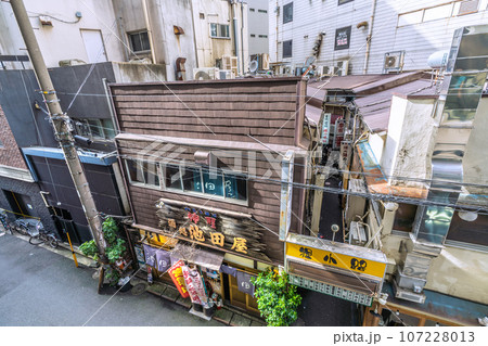 日本の横浜都市景観 9月。横浜駅前の飲み屋街・狸小路などを望む 107228013