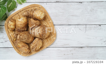 里芋 白い木目背景 里芋 白い木目背景 107228104