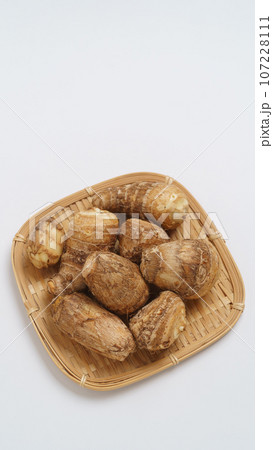 ザルの上の里芋　白い背景 107228111