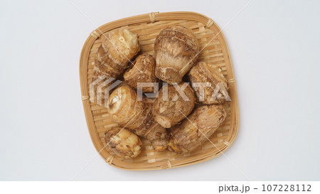 ザルの上の里芋　白い背景 107228112