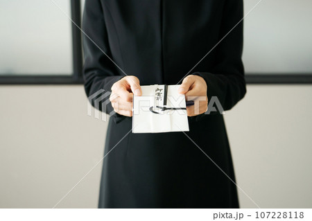 香典を渡す女性の手元 香典を渡す女性の手元 107228118
