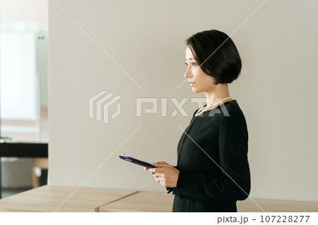 香典を持つ弔問客の写真 107228277