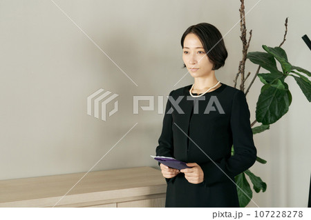 香典を持つ弔問客の写真 107228278