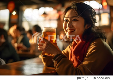 バーでビールを飲みながらスポーツ観戦する女性7 AI生成画像 バーでビールを飲みながらスポーツ観戦する女性7 AI生成画像 107228369