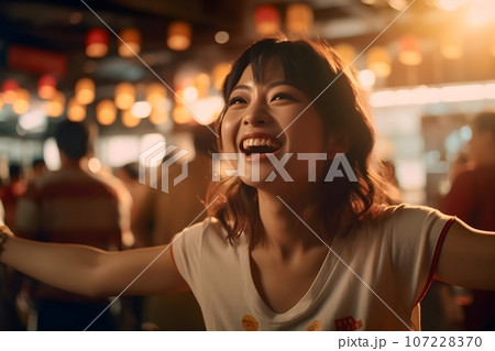 バーでビールを飲みながらスポーツ観戦する女性8　AI生成画像 107228370