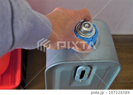 給油は少し面倒ですが、暖かい石油ストーブ。　灯油の用意お忘れなく。 107228389