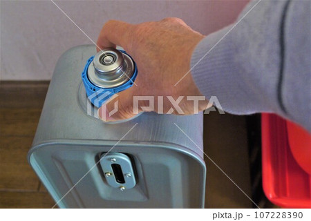 給油は少し面倒ですが、暖かい石油ストーブ。　灯油の用意お忘れなく。 107228390