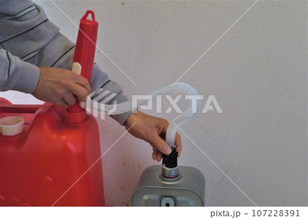 給油は少し面倒ですが、暖かい石油ストーブ。　灯油の用意お忘れなく。 107228391