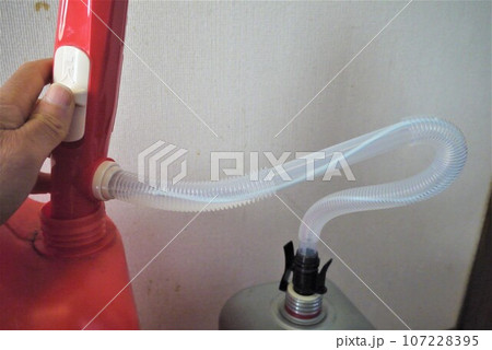 給油は少し面倒ですが、暖かい石油ストーブ。　灯油の用意お忘れなく。 107228395