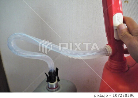 給油は少し面倒ですが、暖かい石油ストーブ。　灯油の用意お忘れなく。 107228396