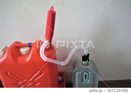 給油は少し面倒ですが、暖かい石油ストーブ。　灯油の用意お忘れなく。 107228398