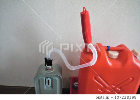 給油は少し面倒ですが、暖かい石油ストーブ。 灯油の用意お忘れなく。 給油は少し面倒ですが、暖かい石油ストーブ。 灯油の用意お忘れなく。 107228399