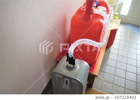 給油は少し面倒ですが、暖かい石油ストーブ。　灯油の用意お忘れなく。 107228402