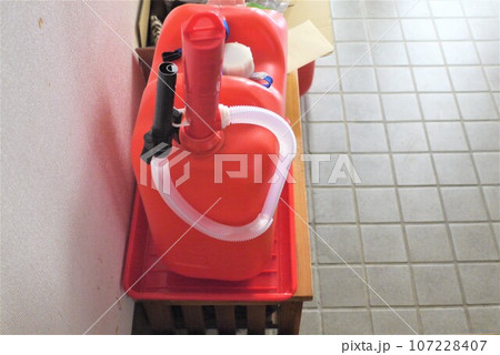 給油は少し面倒ですが、暖かい石油ストーブ。　灯油の用意お忘れなく。 107228407