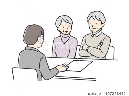 担当者の説明を聞くシニア夫婦 担当者の説明を聞くシニア夫婦 107228432