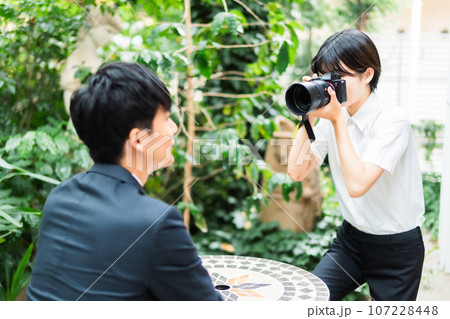 男性のプロフィール撮影をする女性出張カメラマン 107228448