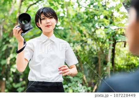 男性のプロフィール撮影をする女性出張カメラマン 107228449