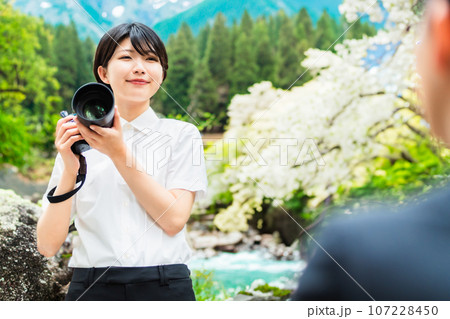 男性のプロフィール撮影をする女性出張カメラマン 男性のプロフィール撮影をする女性出張カメラマン 107228450