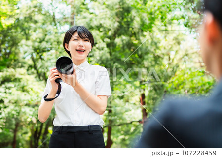 男性のプロフィール撮影をする女性出張カメラマン 107228459