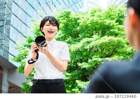 男性のプロフィール撮影をする女性出張カメラマン 107228460