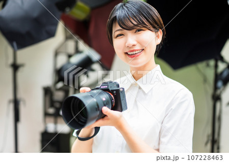 女性フォトグラファー 107228463