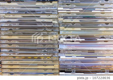 積み上げられたCDやDVD 積み上げられたCDやDVD 107228636