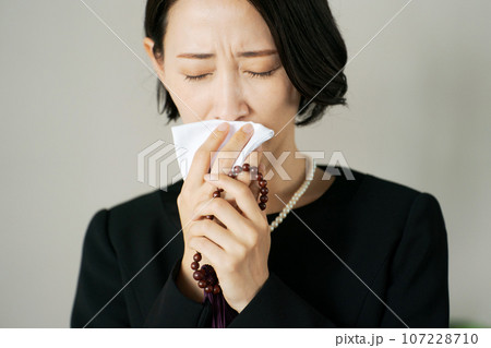 喪服を着て泣く女性の写真 107228710