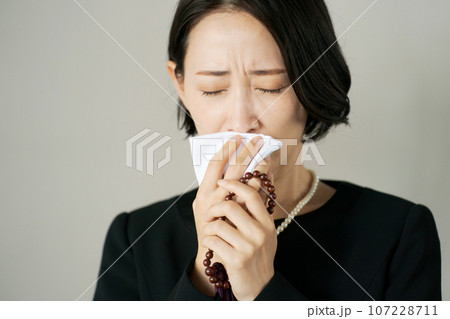喪服を着て泣く女性の写真 107228711